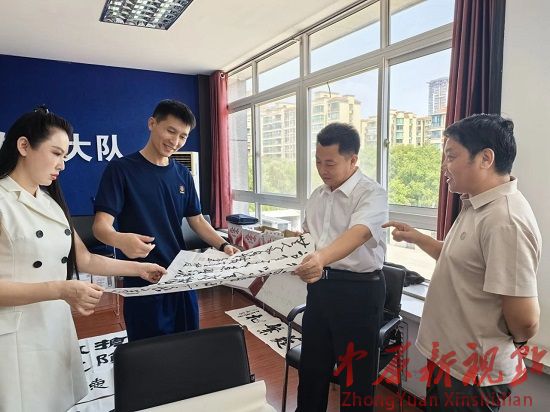 洛龍區(qū)書協(xié)慰問洛龍消防救援大隊 共迎“八一”